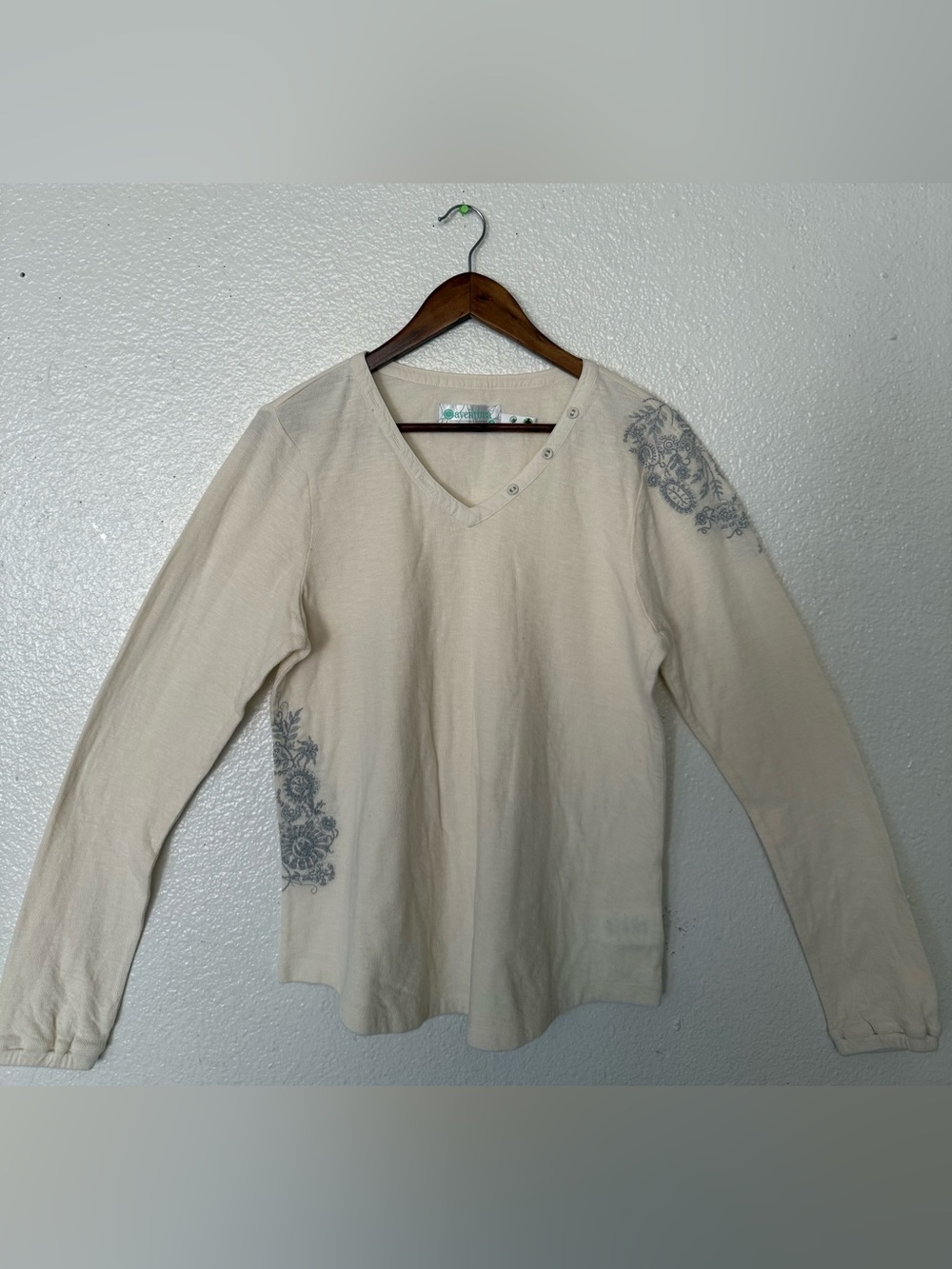 Aventura Cream V-Neck Organic Cotton Top embroidered details size Medium